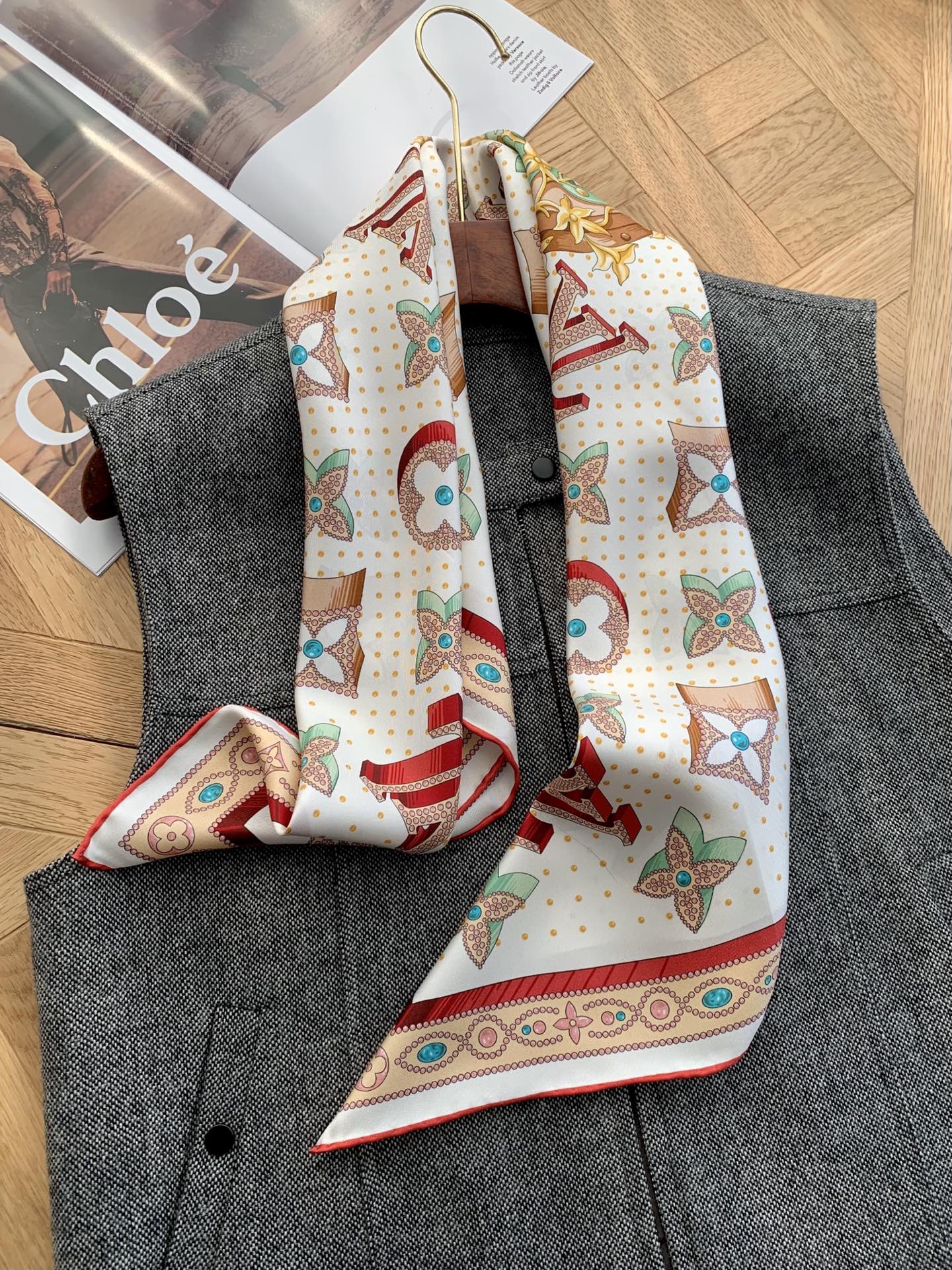 Stylish Silk Scarf: Multipurpose Fashion to Refresh Your Daily Outfits