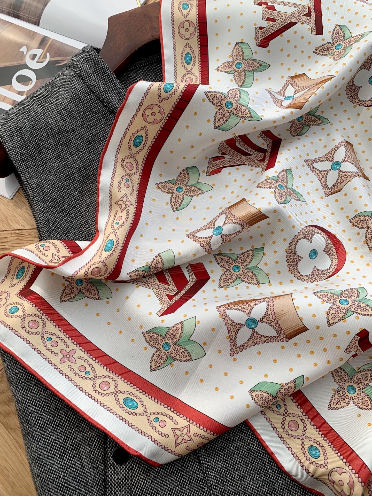 Stylish Silk Scarf: Multipurpose Fashion to Refresh Your Daily Outfits