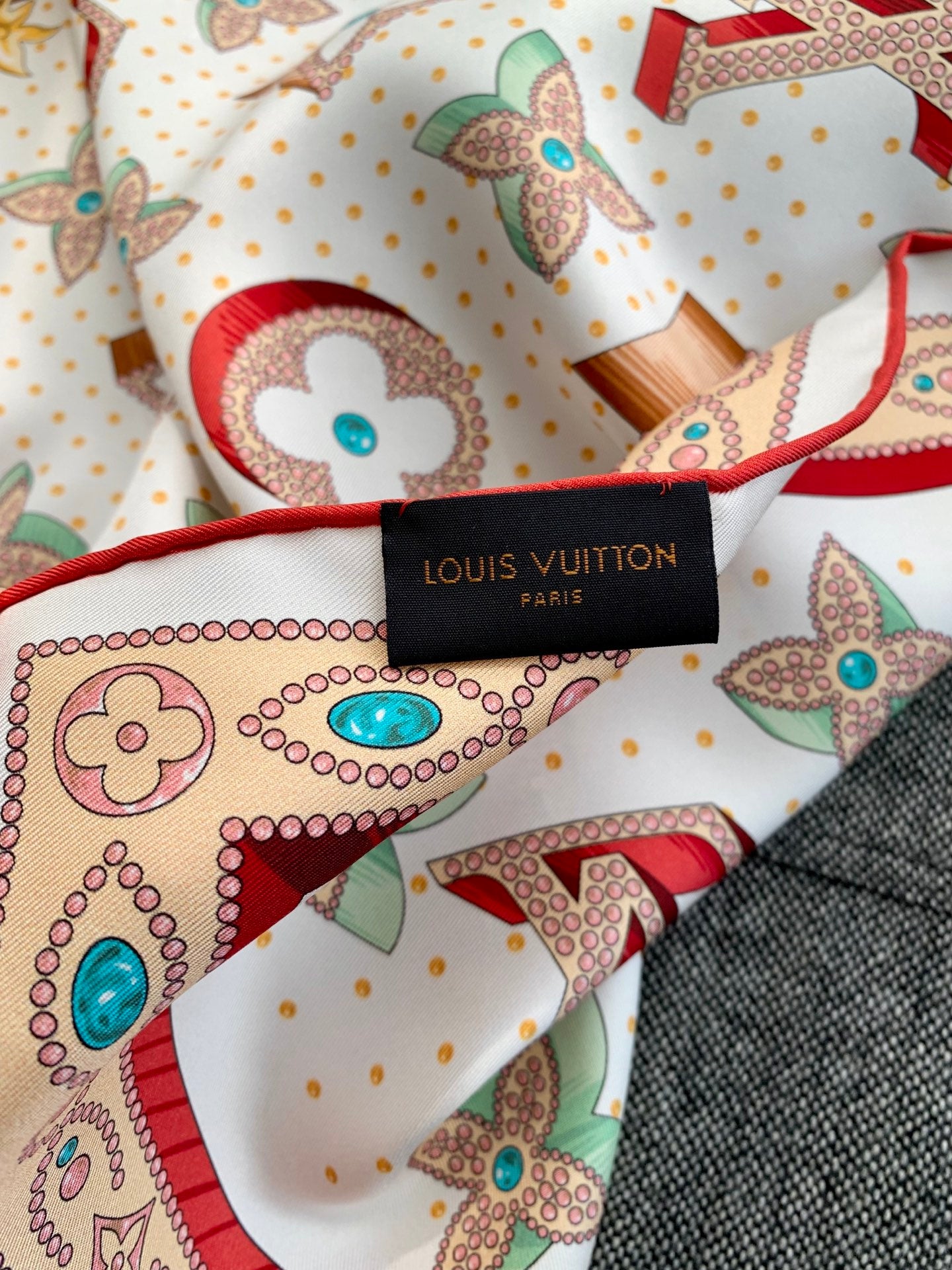 Stylish Silk Scarf: Multipurpose Fashion to Refresh Your Daily Outfits