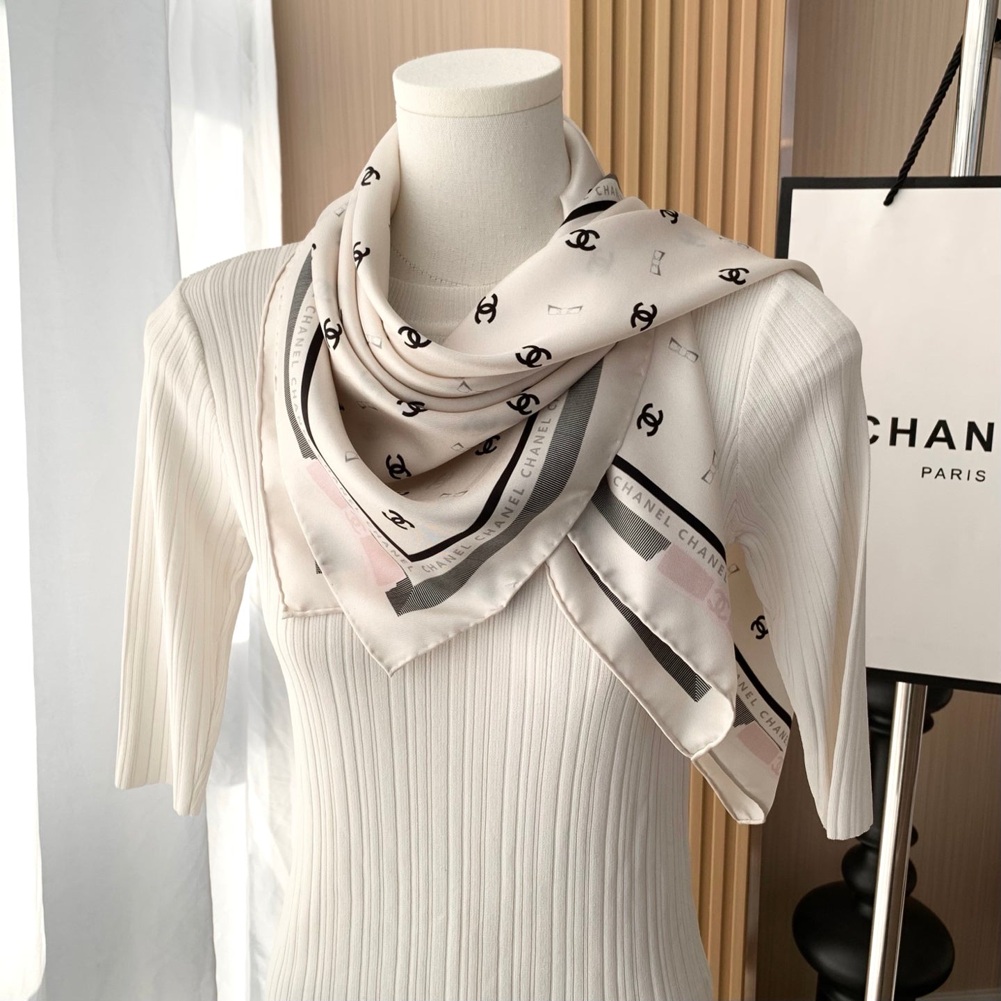 Versatile Silk Scarf: The Ultimate Accessory for Trendy Daily Outfits