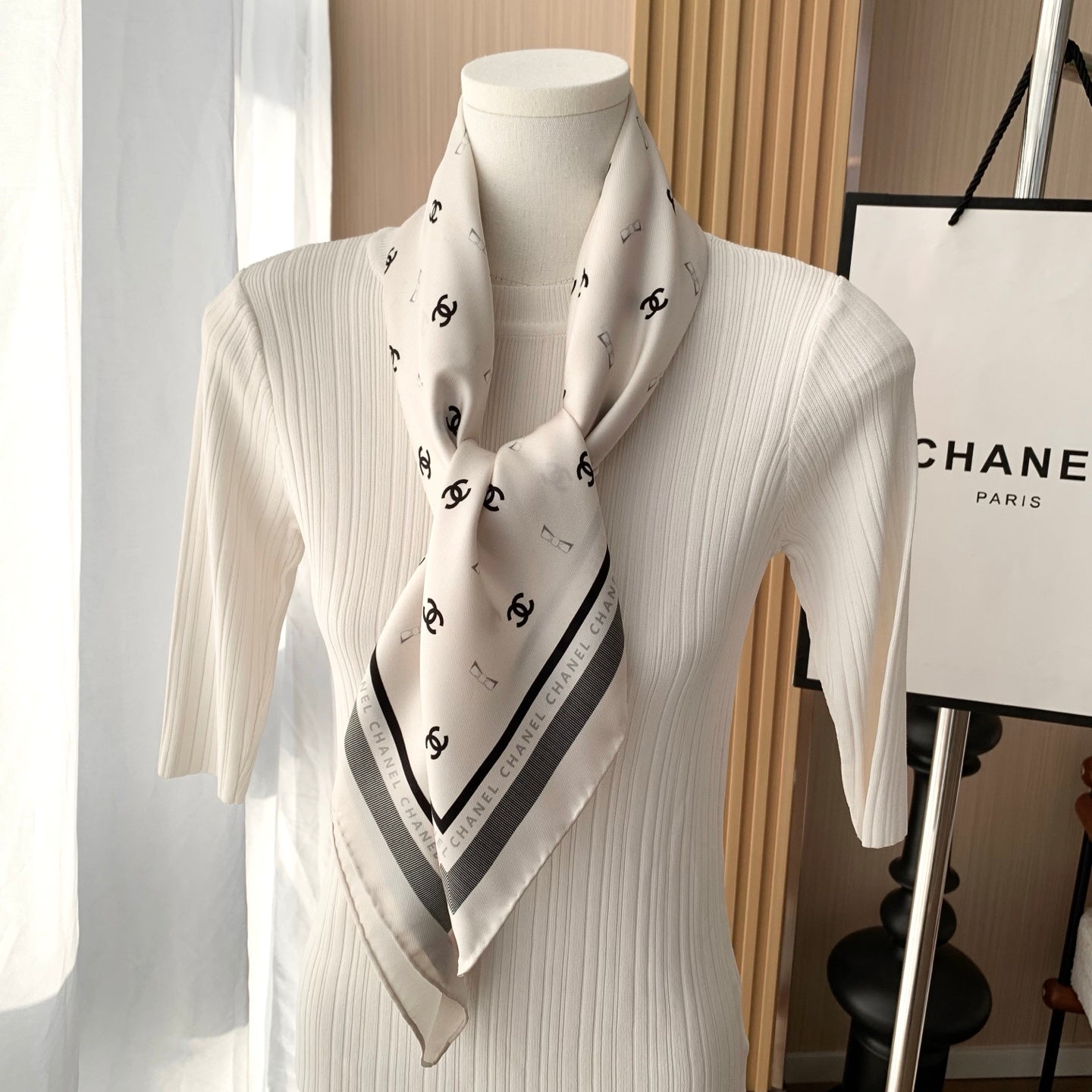 Versatile Silk Scarf: The Ultimate Accessory for Trendy Daily Outfits