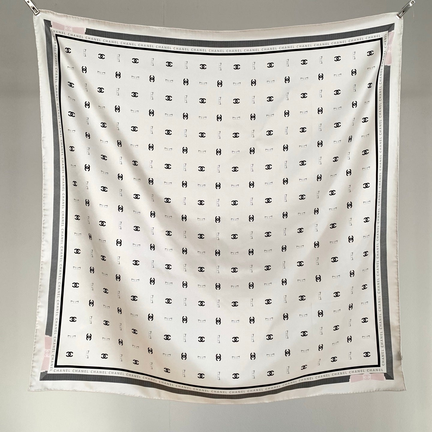 Versatile Silk Scarf: The Ultimate Accessory for Trendy Daily Outfits