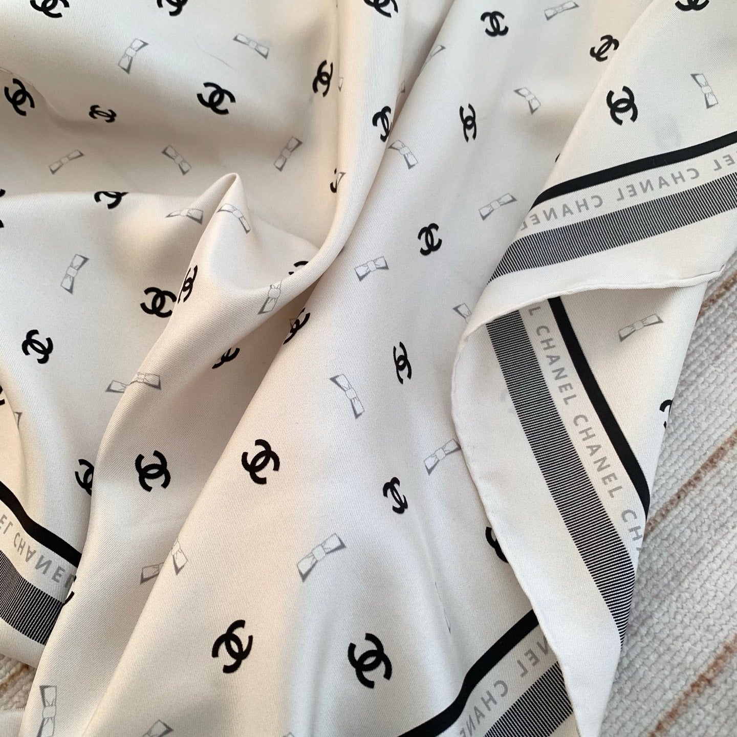 Versatile Silk Scarf: The Ultimate Accessory for Trendy Daily Outfits