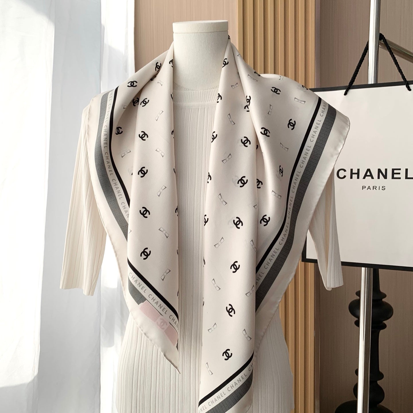 Versatile Silk Scarf: The Ultimate Accessory for Trendy Daily Outfits