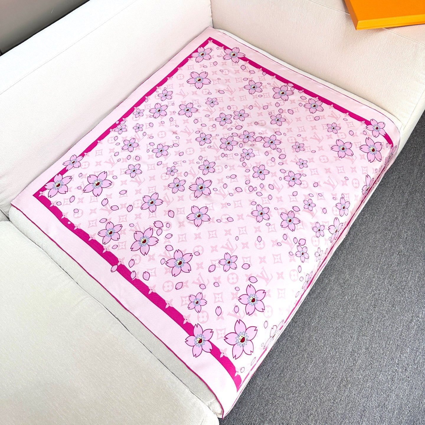 Daily Fashion Silk Scarf: Versatile Design for Non-Stop Stylish Days
