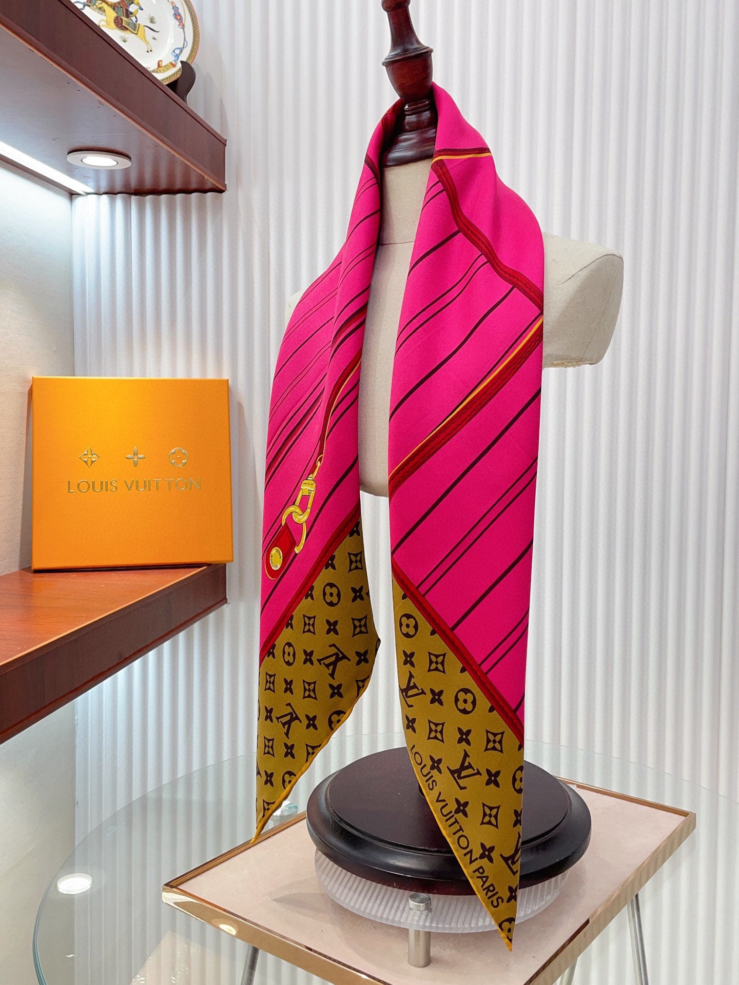 Fashion-Forward Versatile Silk Scarf: Add a Pop of Style to Any Ensemble