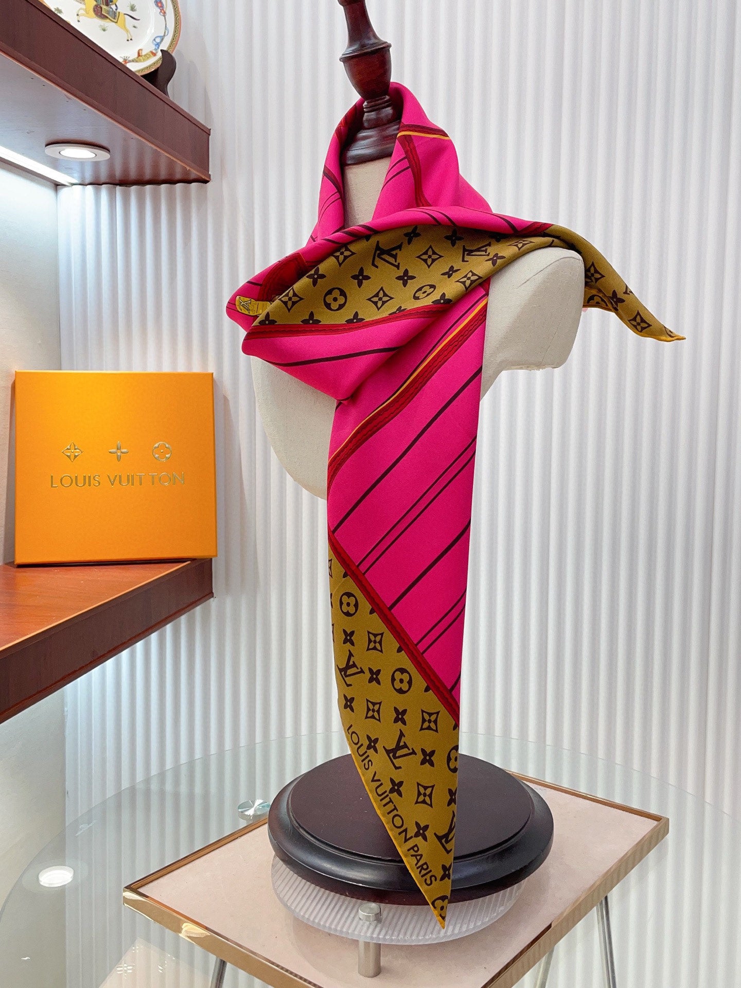 Fashion-Forward Versatile Silk Scarf: Add a Pop of Style to Any Ensemble