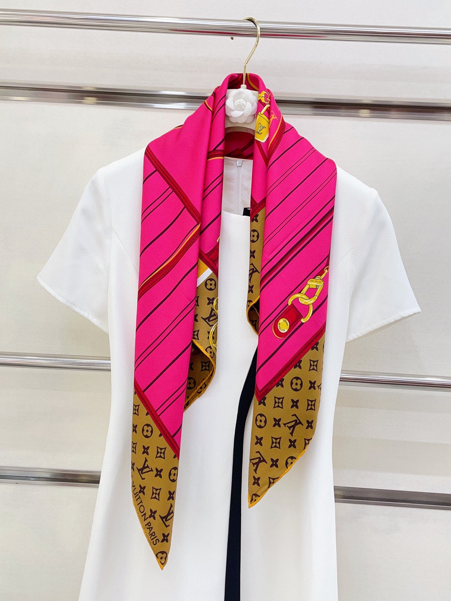 Fashion-Forward Versatile Silk Scarf: Add a Pop of Style to Any Ensemble