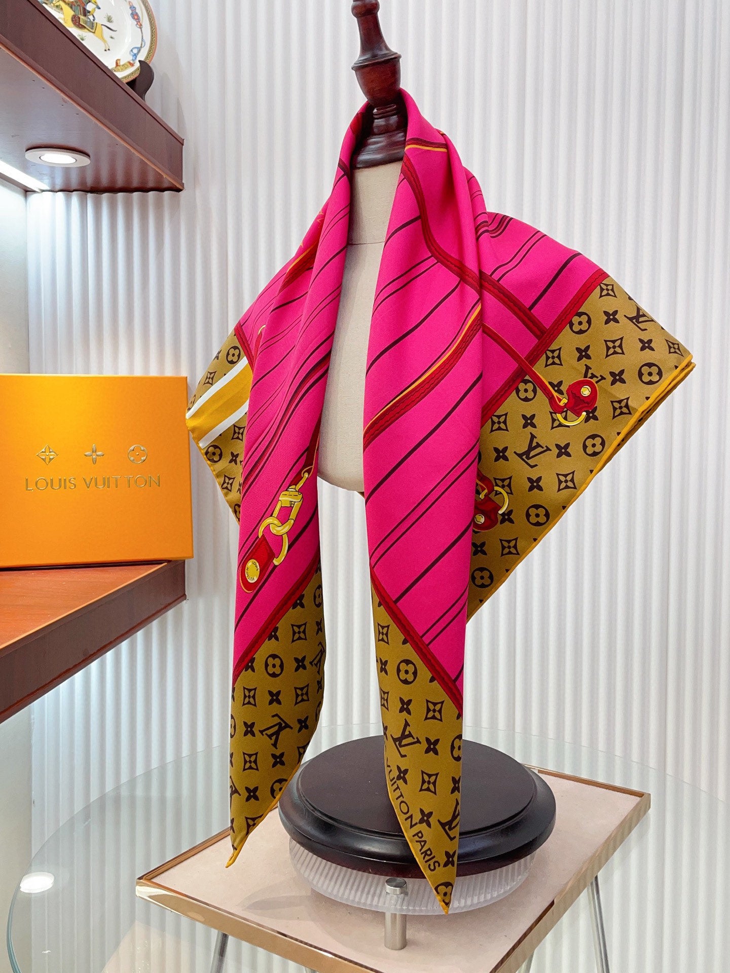 Fashion-Forward Versatile Silk Scarf: Add a Pop of Style to Any Ensemble