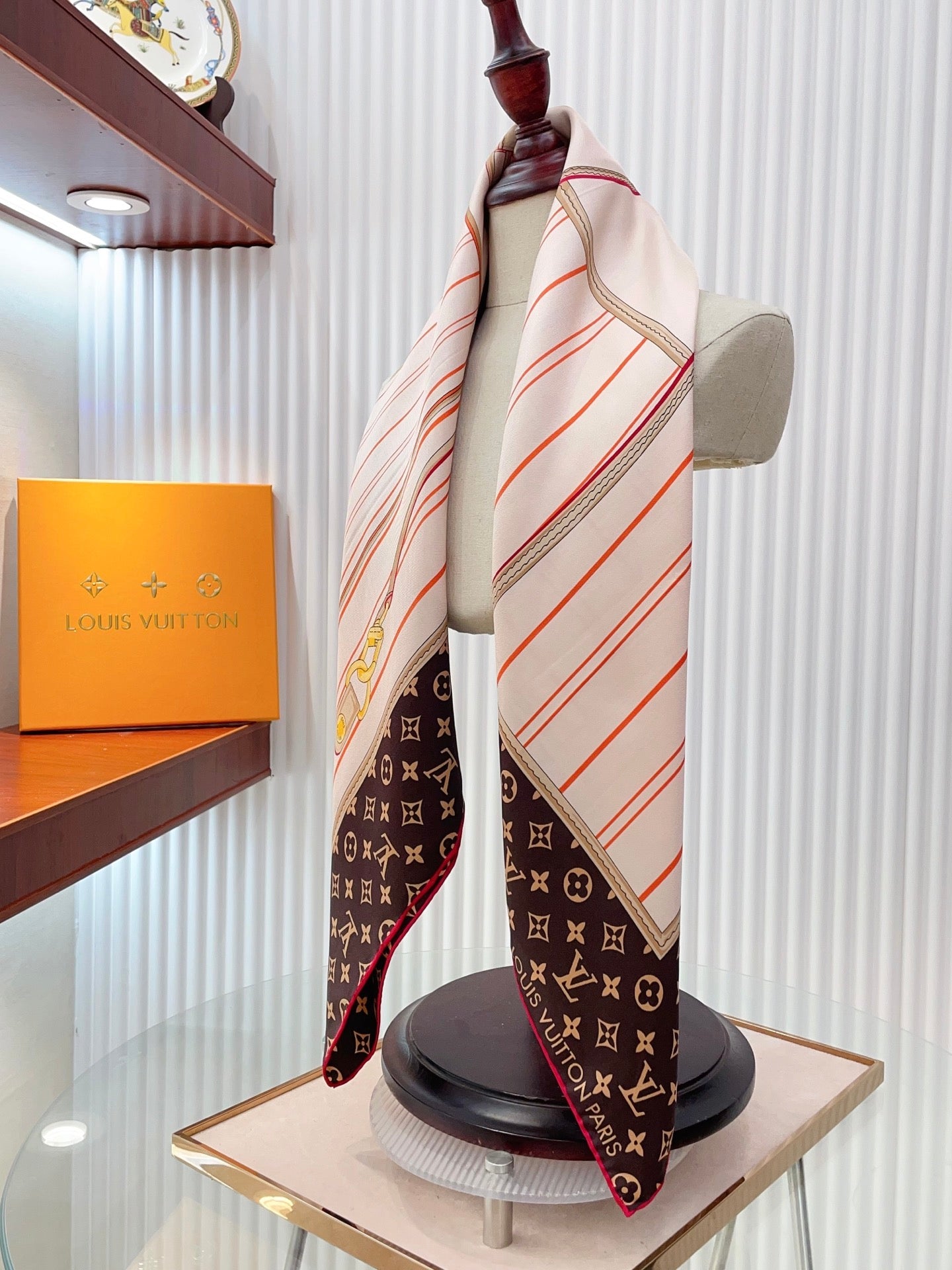 Fashion-Forward Versatile Silk Scarf: Add a Pop of Style to Any Ensemble
