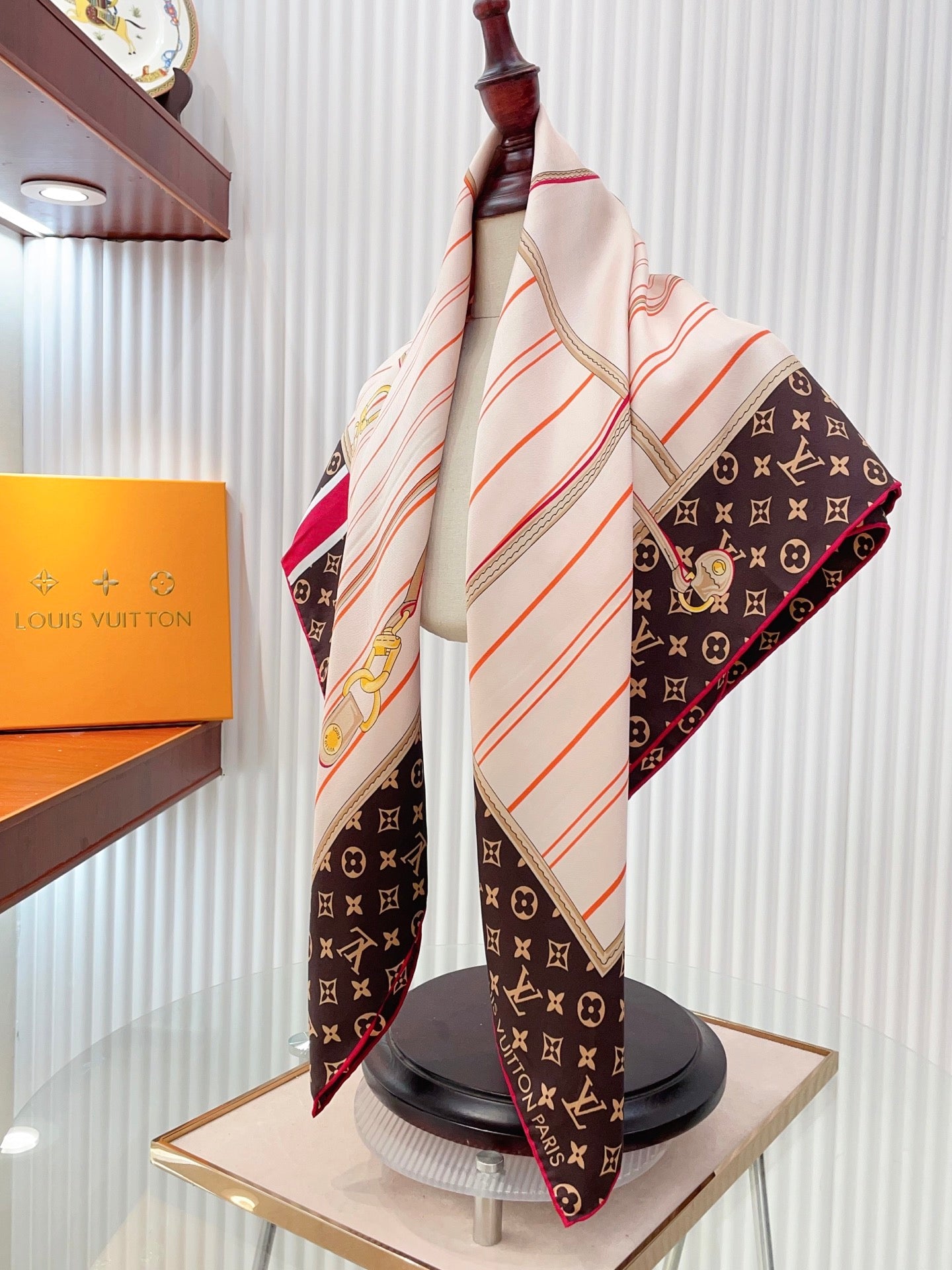 Fashion-Forward Versatile Silk Scarf: Add a Pop of Style to Any Ensemble