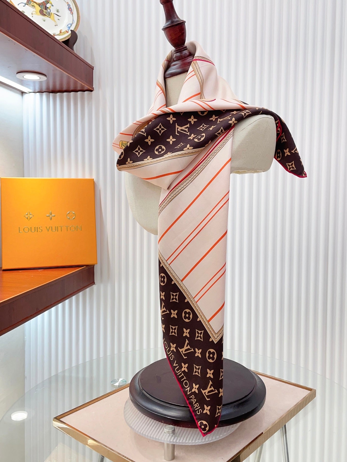 Fashion-Forward Versatile Silk Scarf: Add a Pop of Style to Any Ensemble