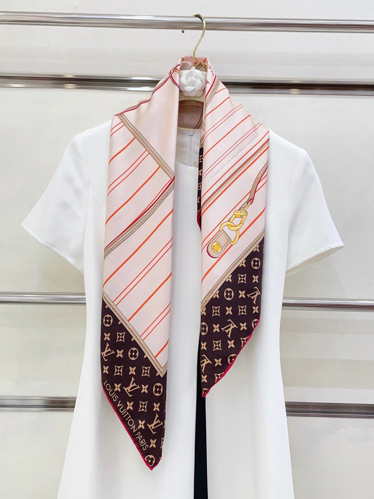 Fashion-Forward Versatile Silk Scarf: Add a Pop of Style to Any Ensemble