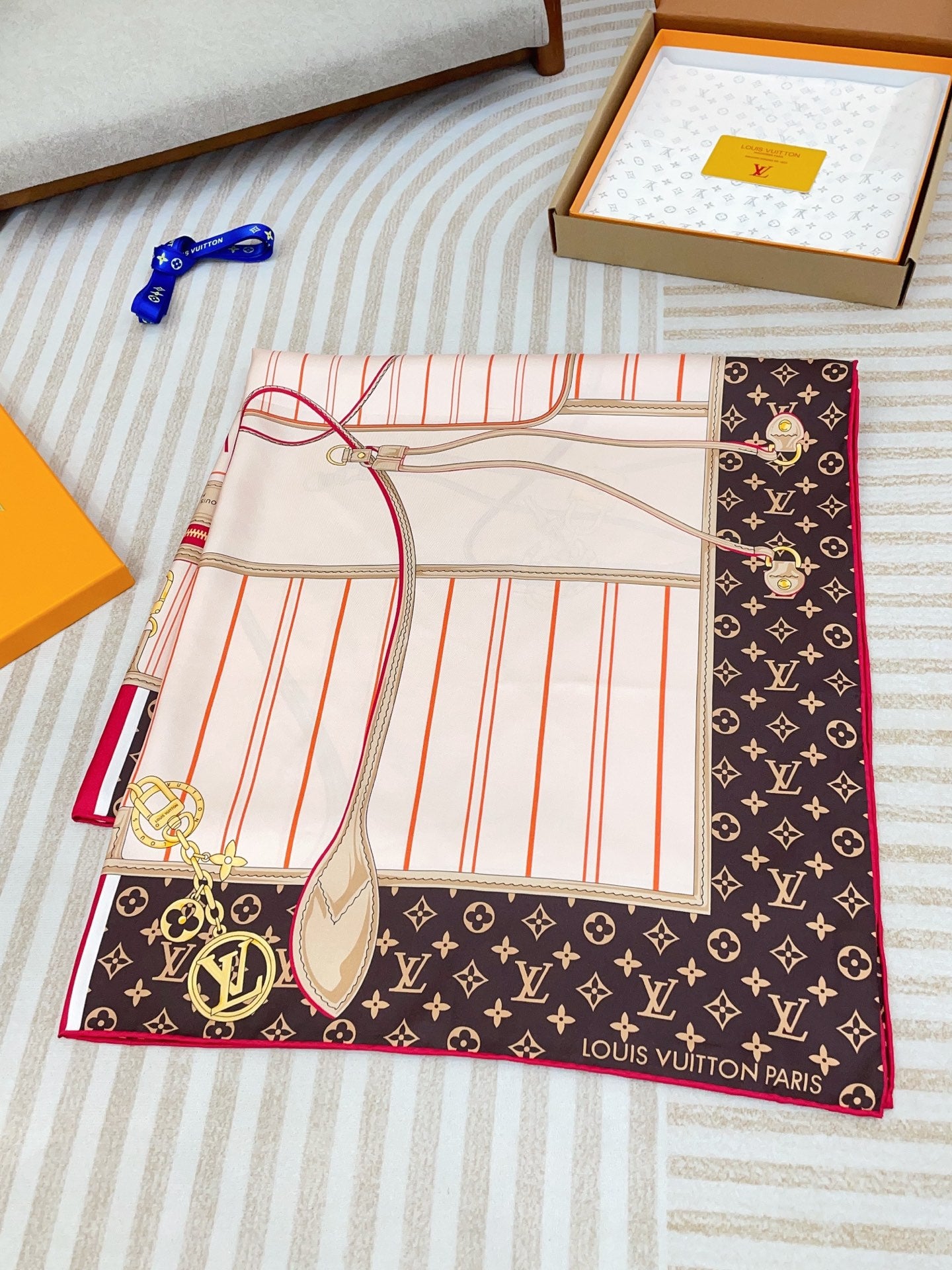 Fashion-Forward Versatile Silk Scarf: Add a Pop of Style to Any Ensemble