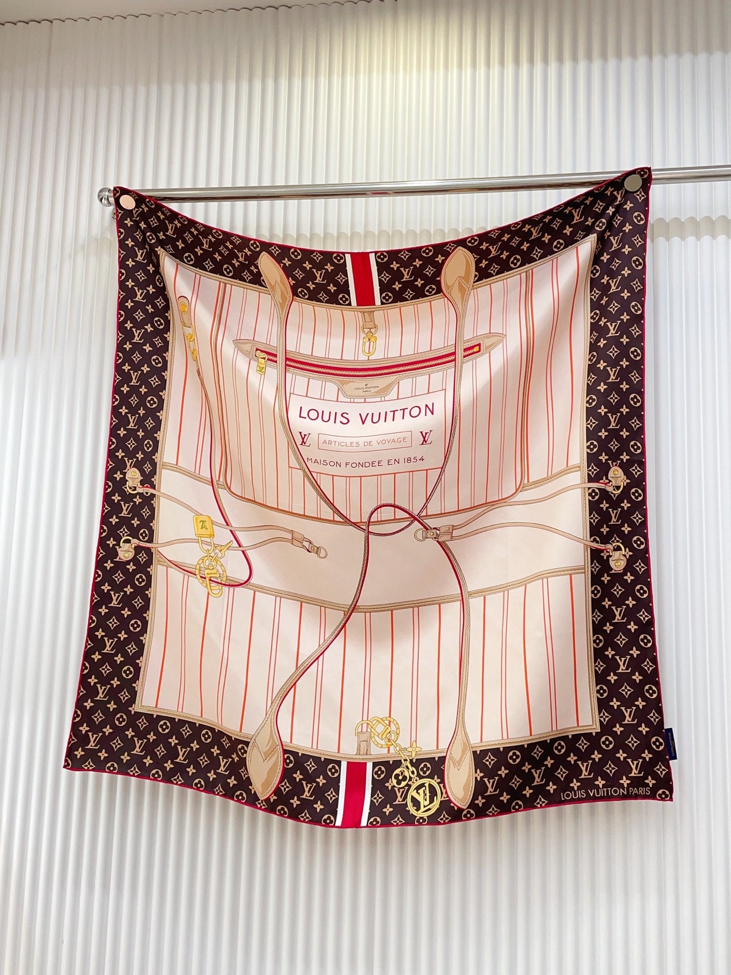 Fashion-Forward Versatile Silk Scarf: Add a Pop of Style to Any Ensemble