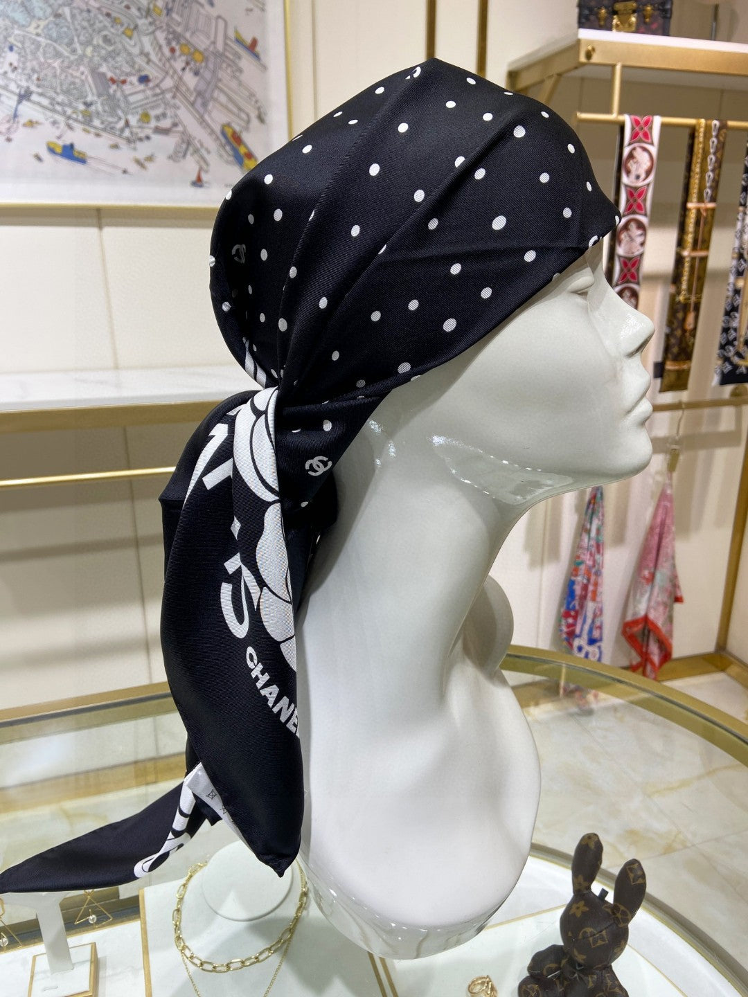 Trendy Silk Scarf: Multipurpose Design to Elevate Your Fashion Game
