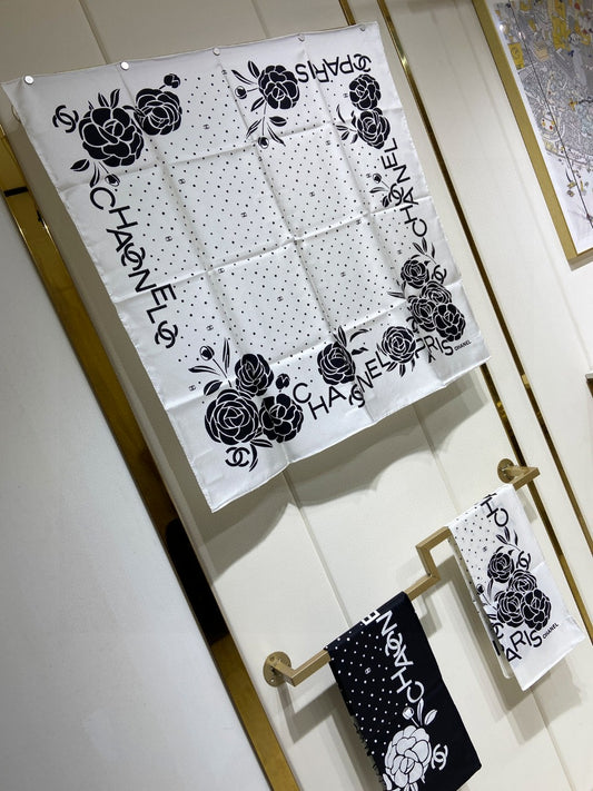 Trendy Silk Scarf: Multipurpose Design to Elevate Your Fashion Game