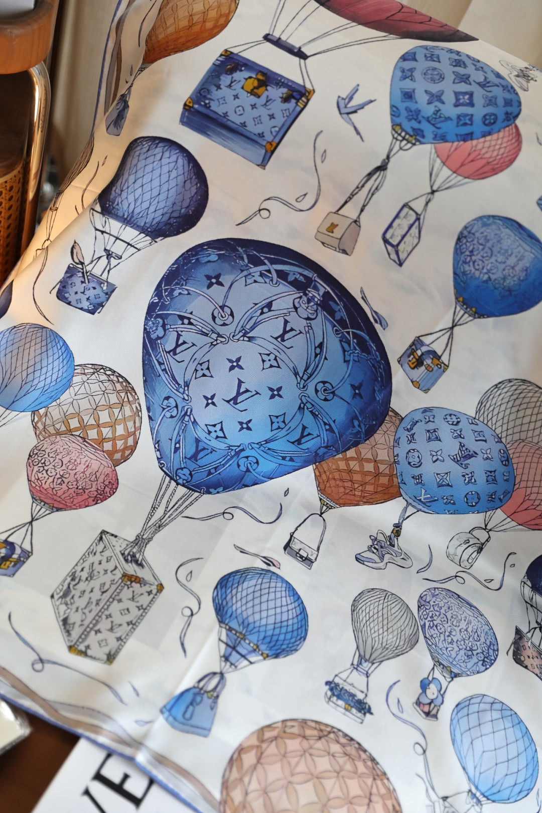 Chic Silk Scarf: Blend Versatility & Fashion for All-Season Style