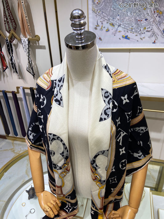Elevate Any Look: Classic Print Silk Scarf – The Ultimate Versatile Accessory
