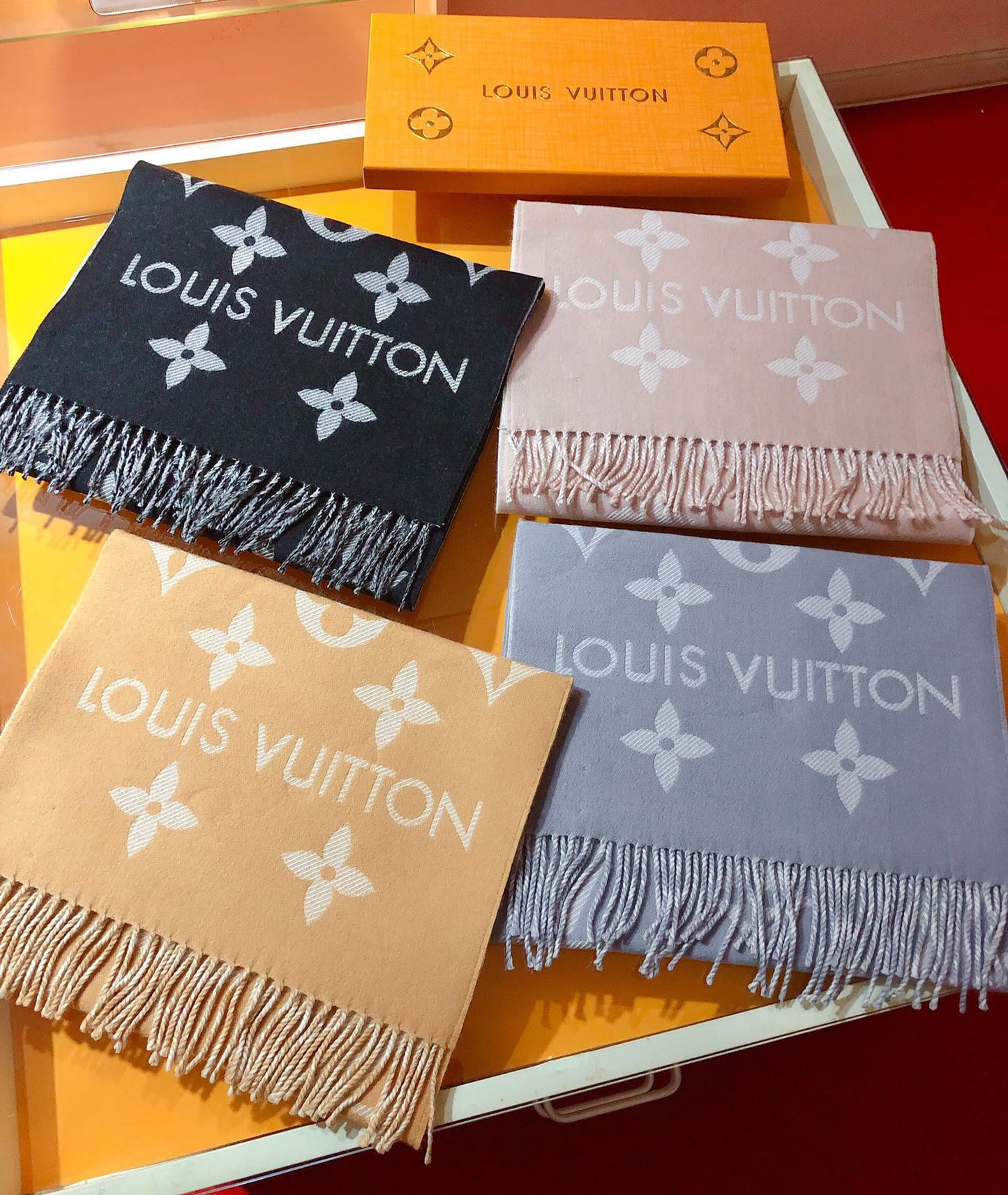 Gift-Worthy Cashmere Scarf – Elegant Packaging for Birthdays, Holidays & Anniversaries