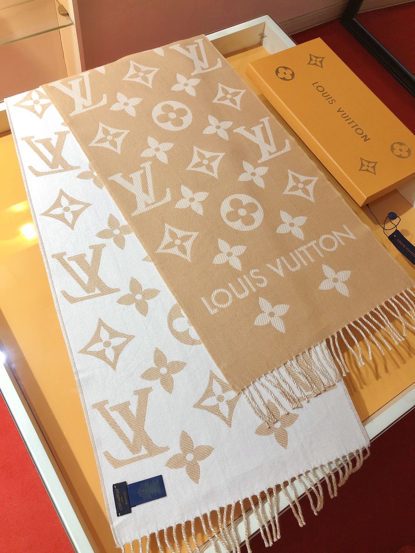 Gift-Worthy Cashmere Scarf – Elegant Packaging for Birthdays, Holidays & Anniversaries
