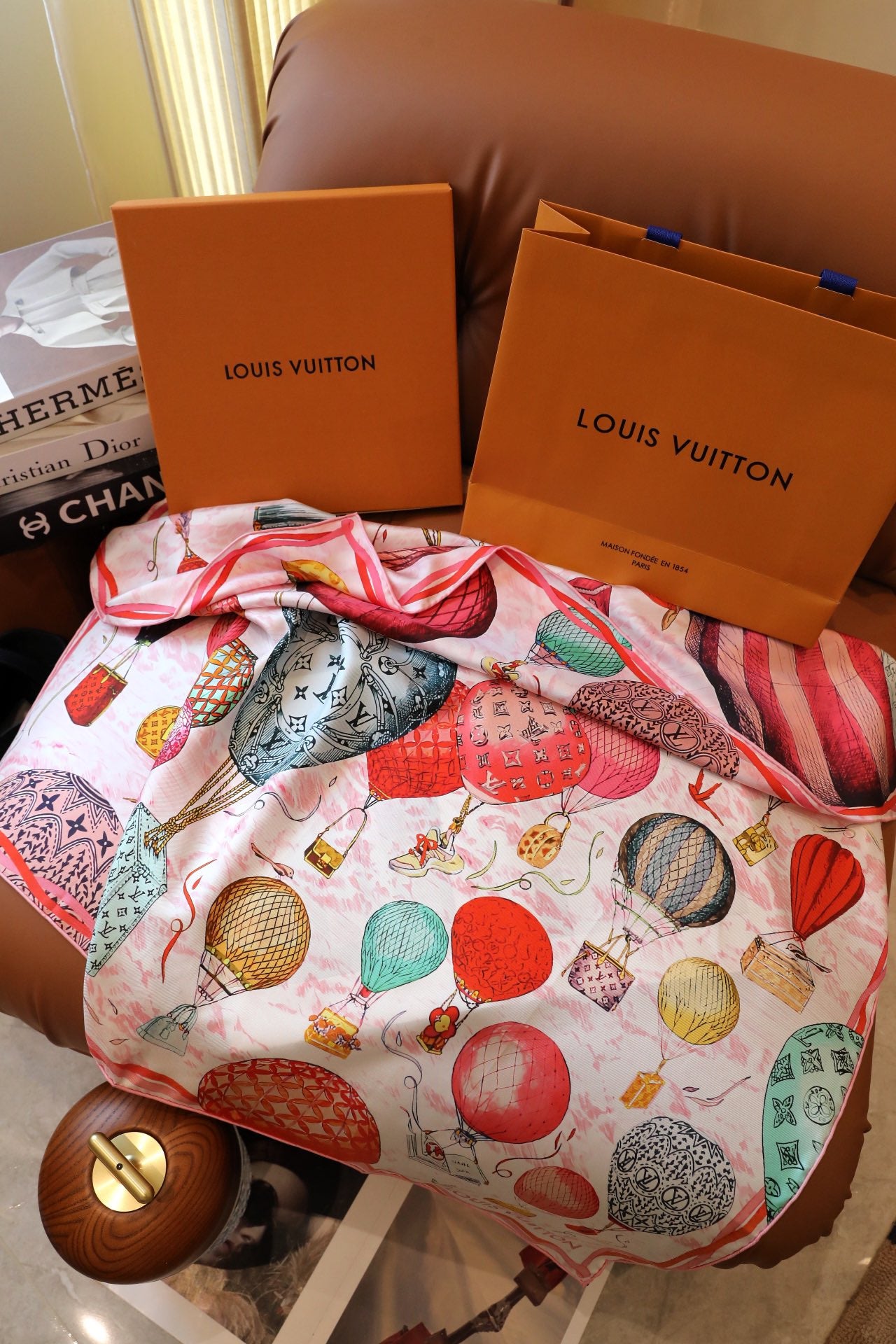 Chic Silk Scarf: Blend Versatility & Fashion for All-Season Style