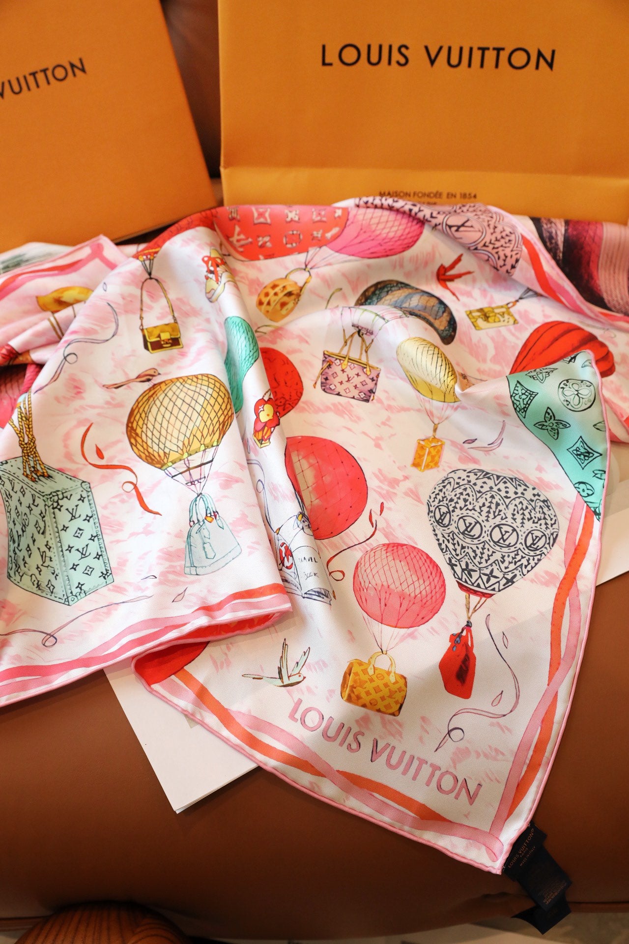 Chic Silk Scarf: Blend Versatility & Fashion for All-Season Style