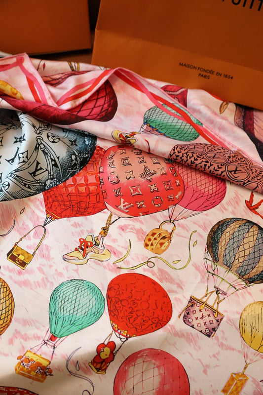 Chic Silk Scarf: Blend Versatility & Fashion for All-Season Style