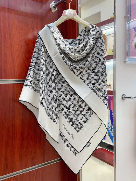 Trendy & Versatile Silk Scarf: The Perfect Accessory to Complete Any Look