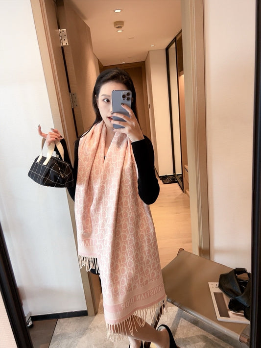 Winter Cashmere Scarf: Plush Texture to Keep You Cozy on Cold Days