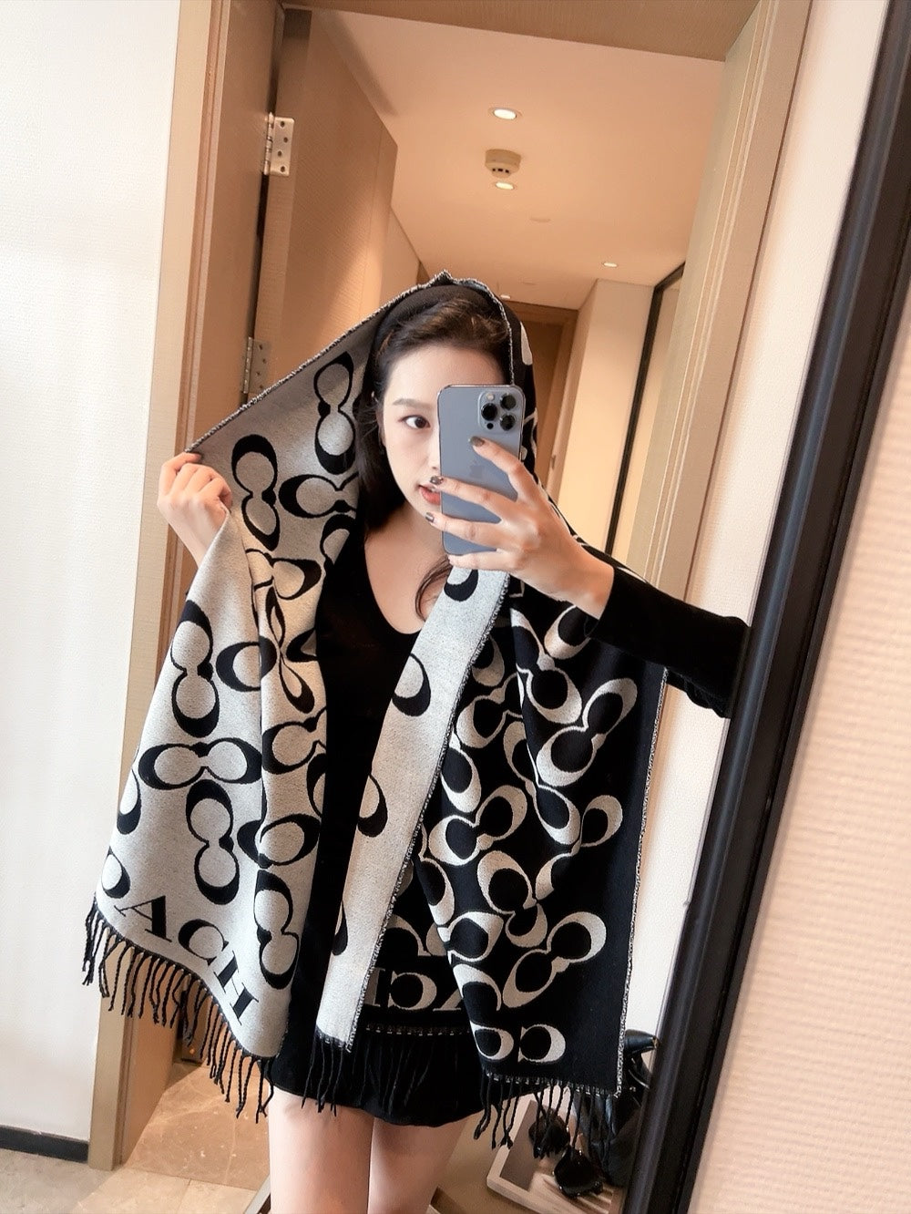 Warm Cashmere Scarf for Travel: Compact, Lightweight & Ideal for Cold Destinations