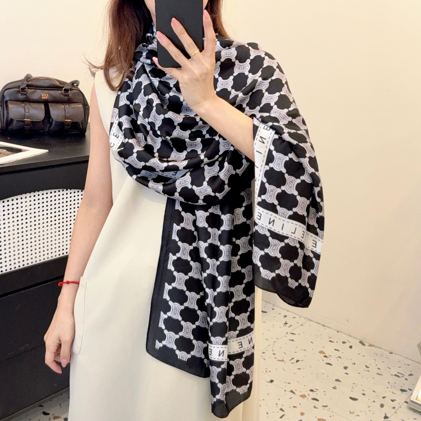 Elegant Large Silk Scarf – Timeless Trend Piece for All Your Styling Needs