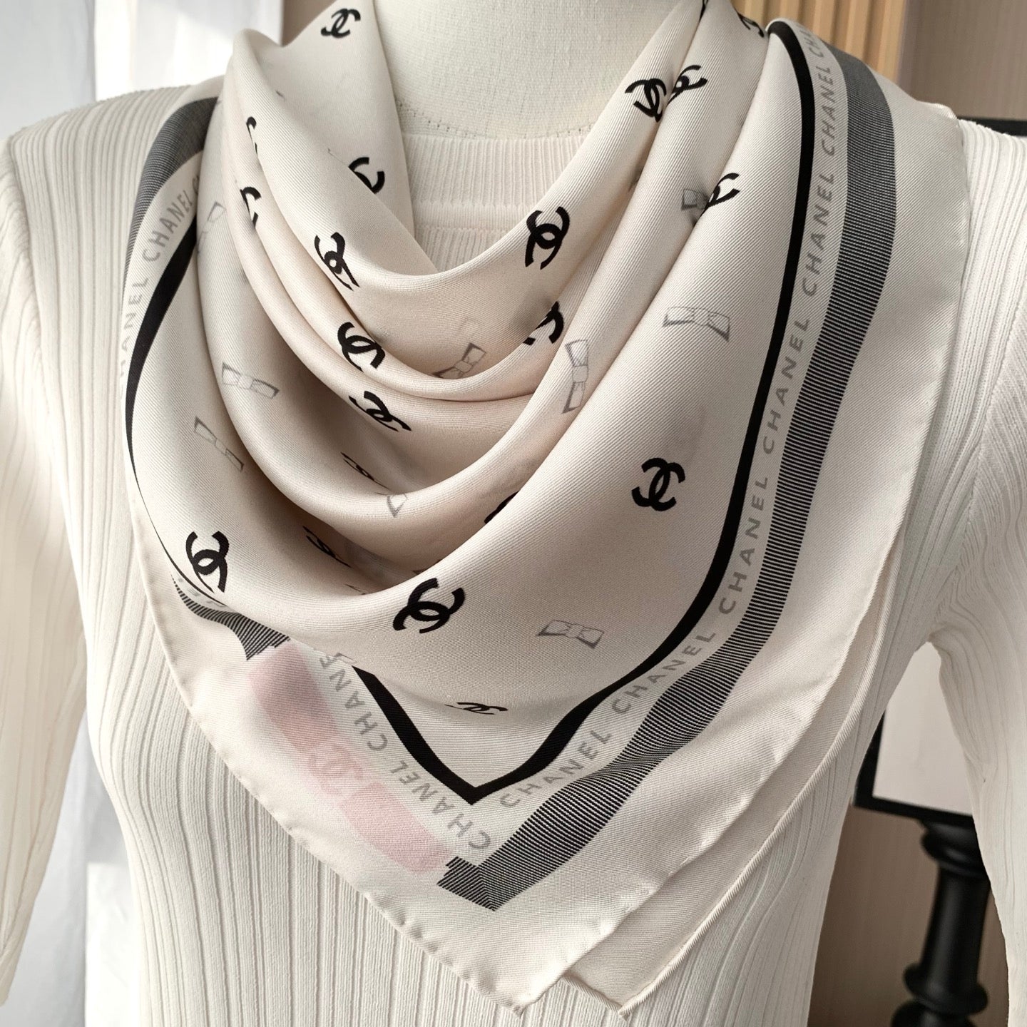 Versatile Silk Scarf: The Ultimate Accessory for Trendy Daily Outfits